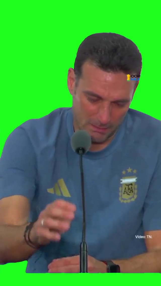 Scaloni Crying green screen